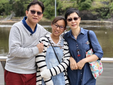 一家三口旅遊留影