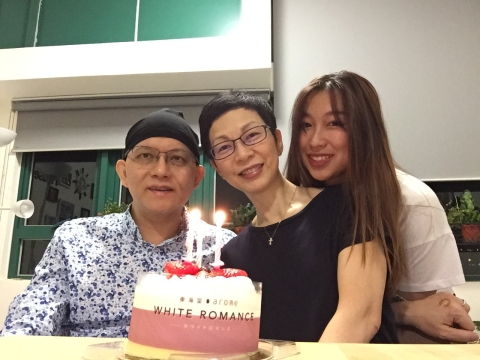 一家三口在外子病榻留影